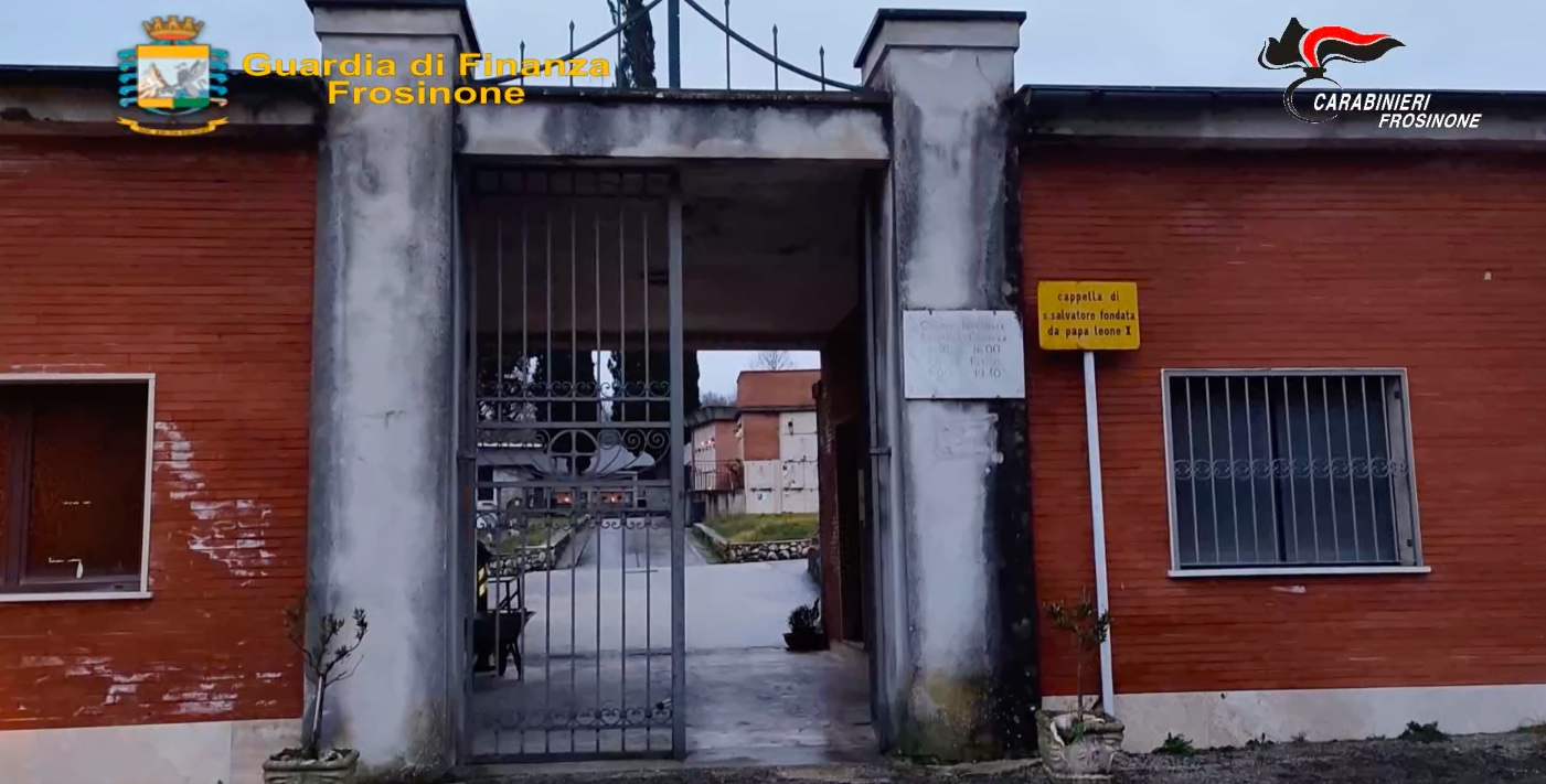 Frosinone, loculi pagati e mai consegnati: domiciliari per un funzionario del Comune di Villa Latina