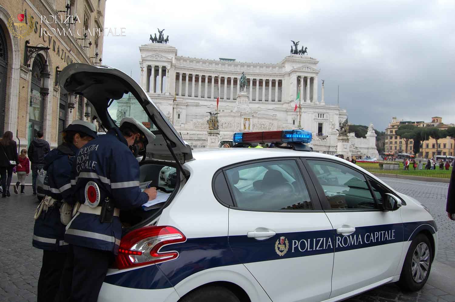 Roma, tentano di colpire passanti e auto con calci e pugni: due denunciati