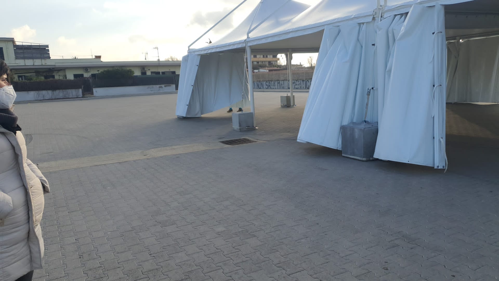 Covid, vandali in azione a Fiumicino: danneggiati gazebo per i tamponi agli studenti
