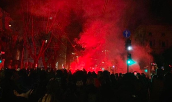 Roma, scontri al corteo per lo studente morto durante lo stage: fumogeni e cariche al Pantheon