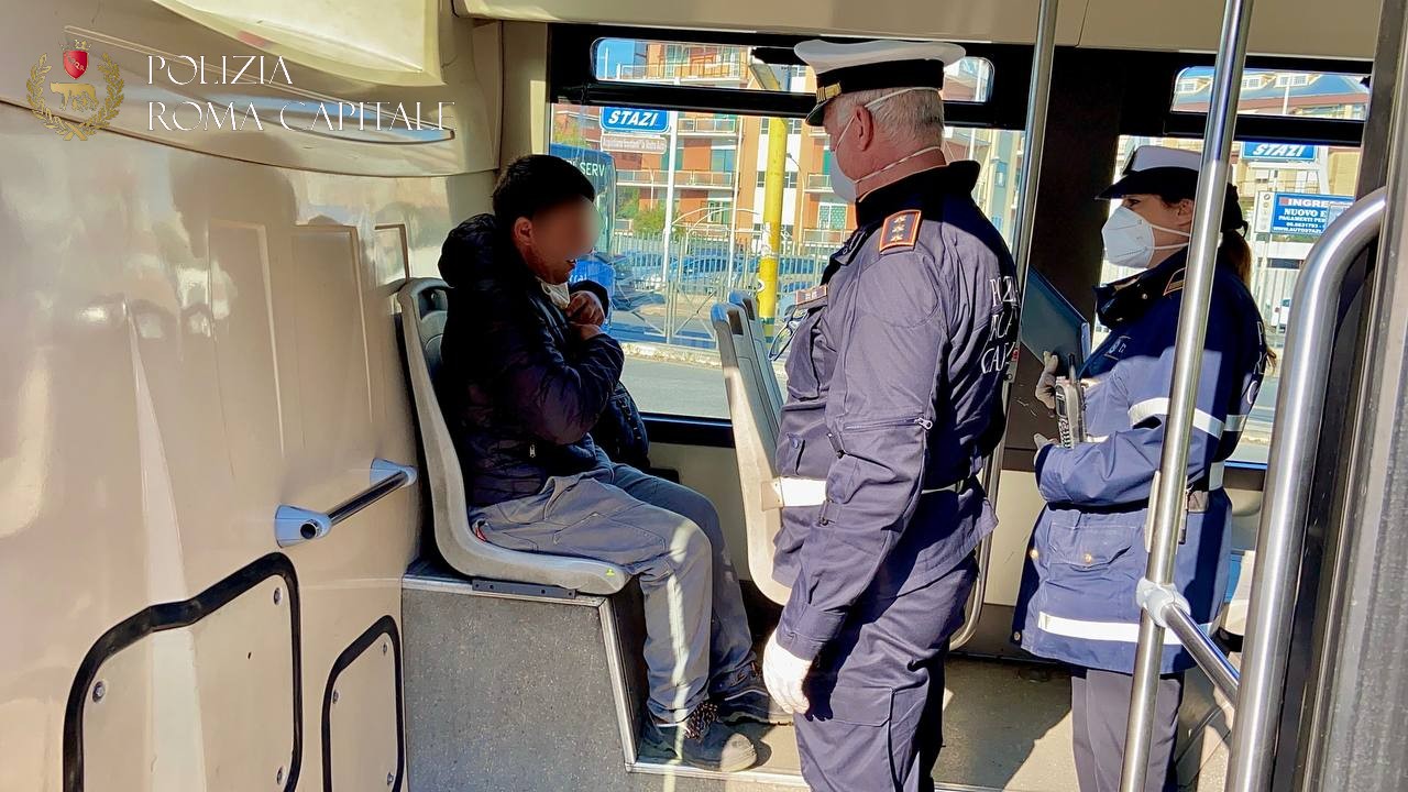Roma, sul bus senza mascherina molesta passeggeri e tenta di aggredire i vigili