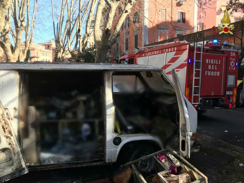 Roma, furgoncino in fiamme a Prati: all'interno il cadavere di un uomo