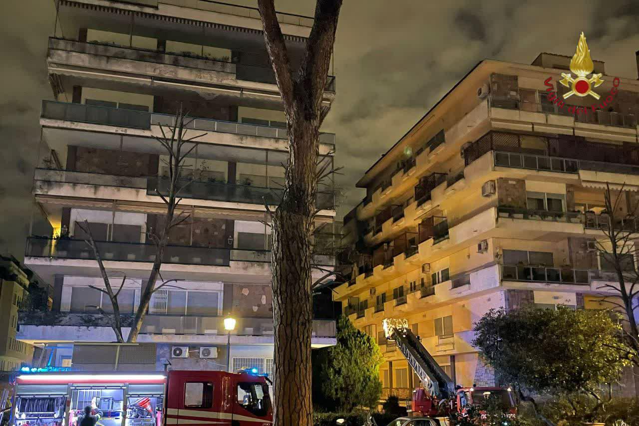 Roma, fiamme in un appartamento ai Parioli: in salvo due persone