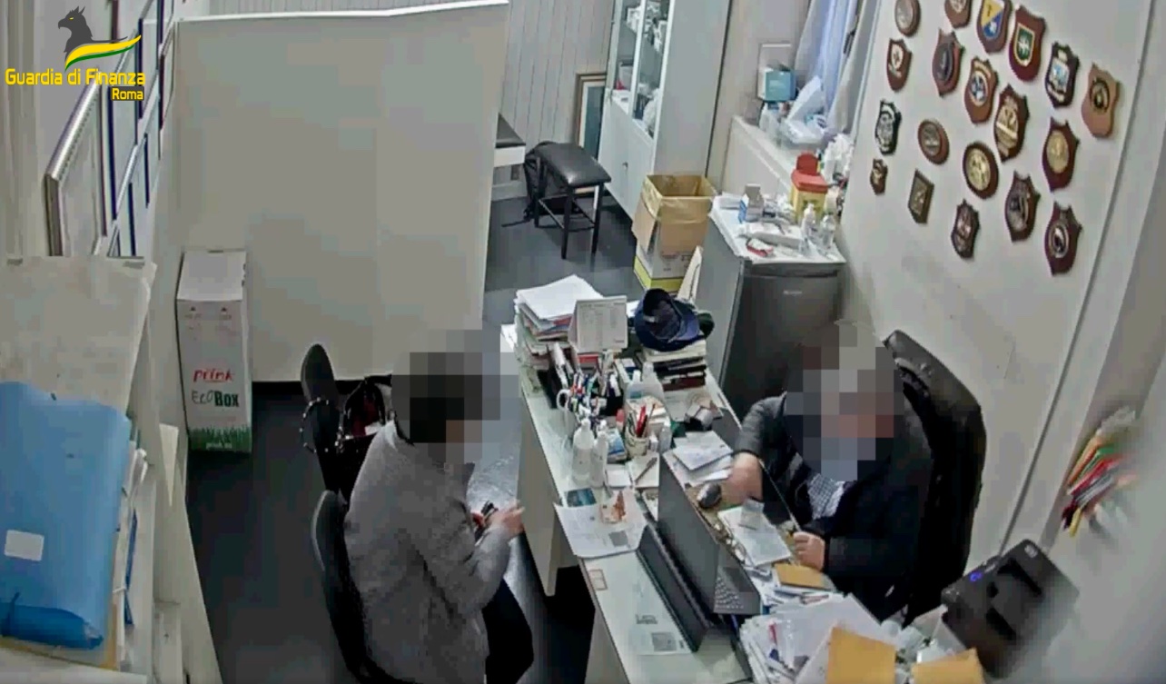 Roma, inietta a pagamento soluzione fisiologica invece del vaccino: arrestati medico e due pazienti