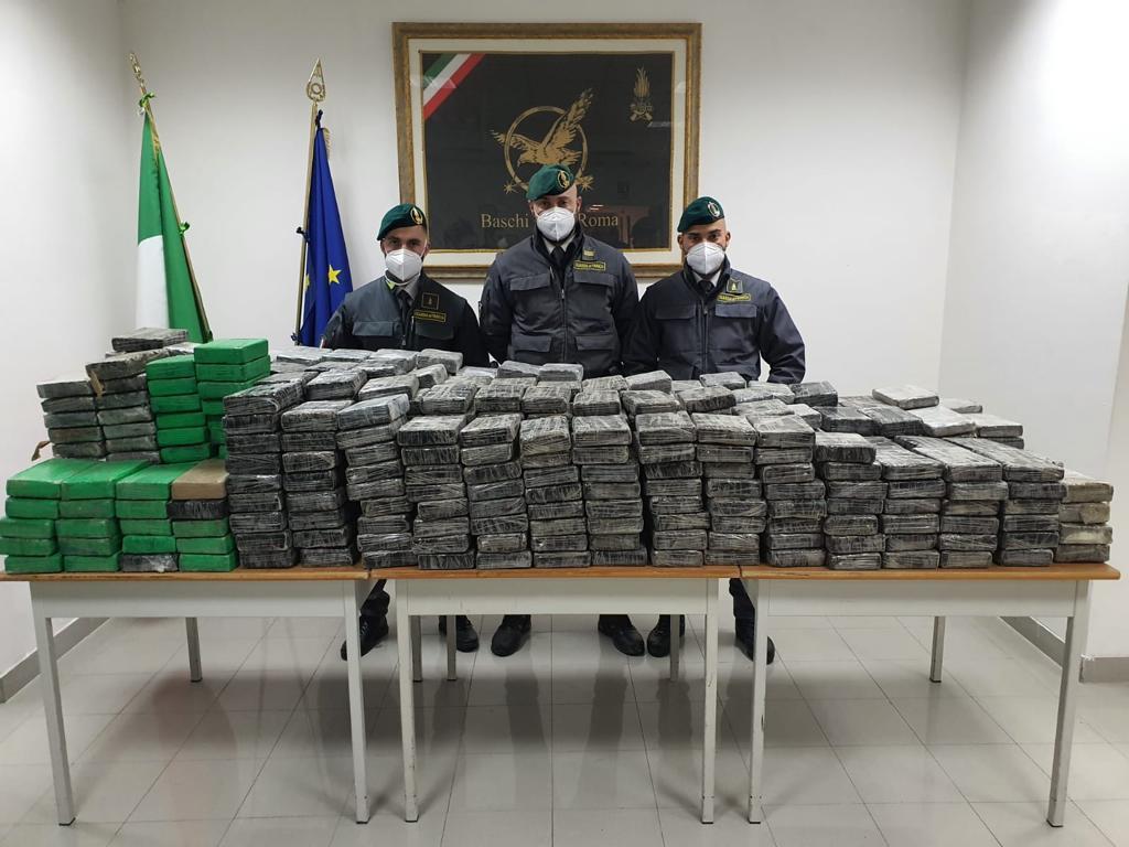 Roma, maxi sequestro di droga a Monterotondo: 680 kg cocaina nascosti tra i ricambi auto