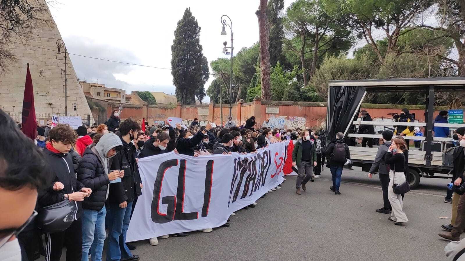 Roma, studenti in piazza contro gli scritti all'esame: "Gli immaturi siete voi"