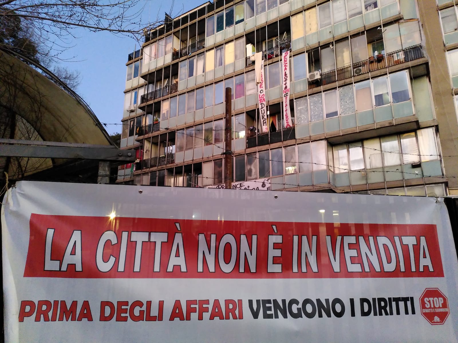 Roma, presidio contro il censimento del palazzo occupato di viale delle Province