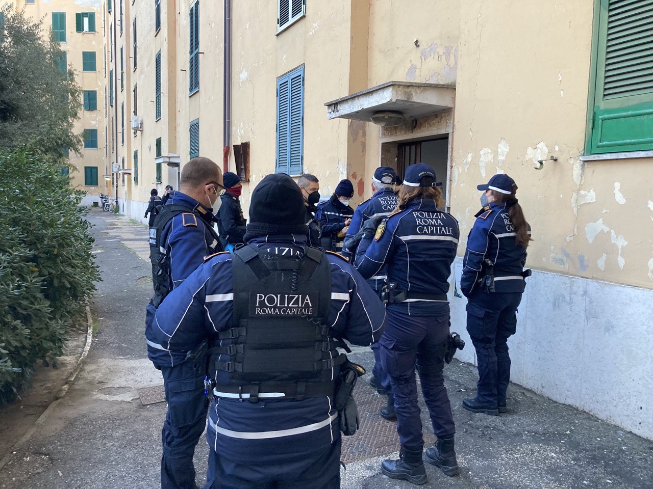 Roma, terzo sgombero a San Basilio: blitz all'alba per liberare 4 alloggi Ater occupati