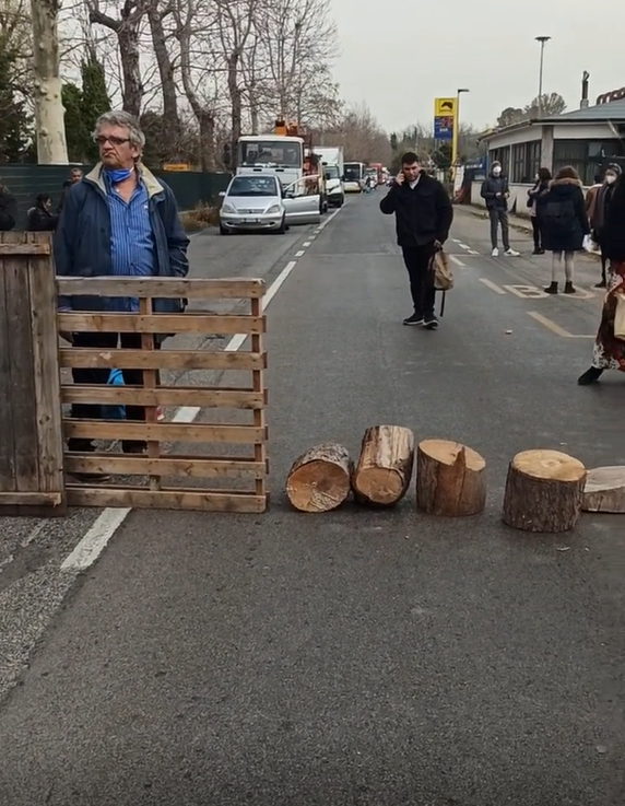 La Roma-Lido interrotta per l'ennesima volta. I pendolari occupano l'Ostiense