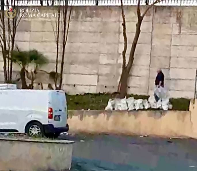 Roma, scarica in un fosso i calcinacci della ristrutturazione di un locale: 2 denunciati