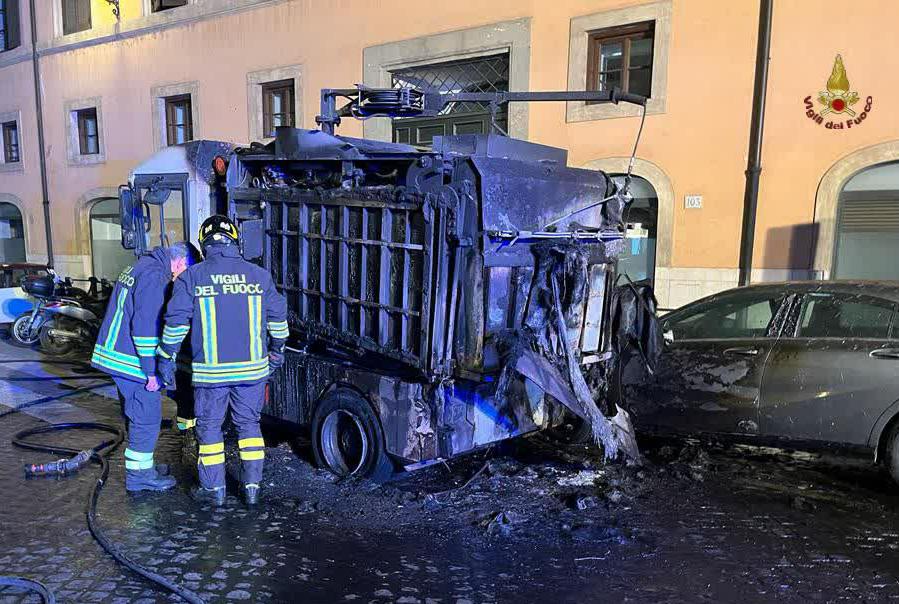 Roma, mezzo Ama in fiamme nella notte: spazzatrice distrutta e due auto danneggiate