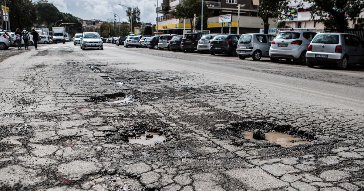 Roma, per sistemare le buche delle consolari Gualtieri chiama in soccorso l'Anas