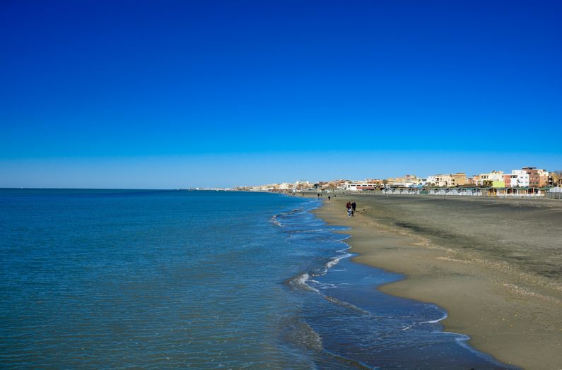 Ostia, uomo di 82 anni morto in spiaggia libera
