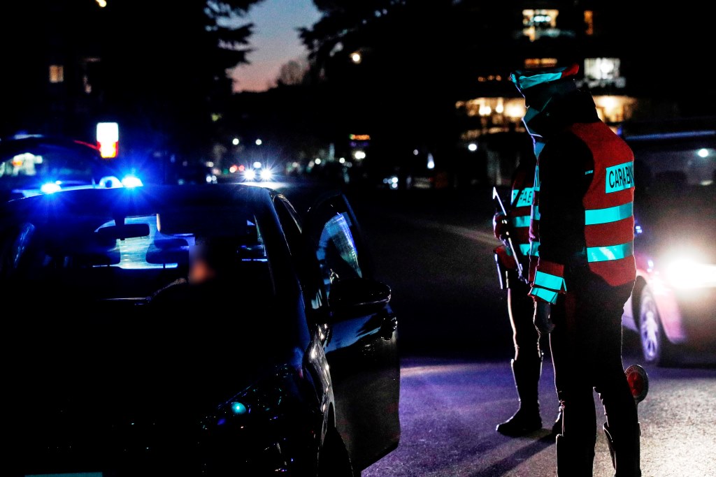 Roma, rubano batteria da auto ibrida parcheggiata in strada: 2 arresti