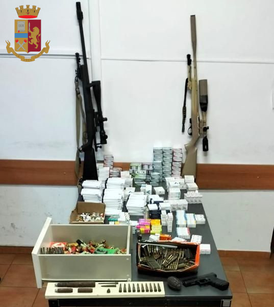 Roma, arrestata coppia di pusher: a casa steroidi e bombe a mano
