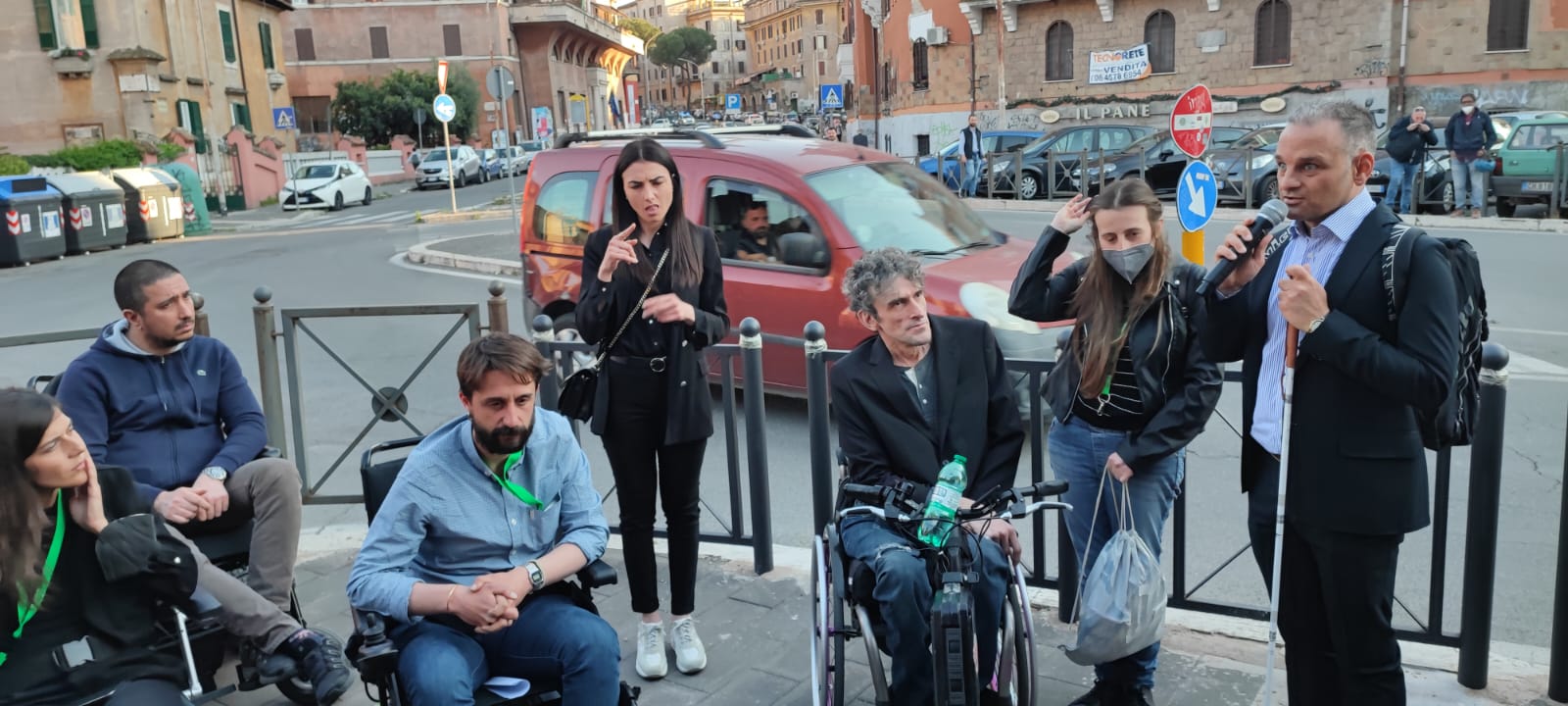 Roma è vivibile per i disabili? A Garbatella con 'Disability pride' a caccia di barriere architettoniche