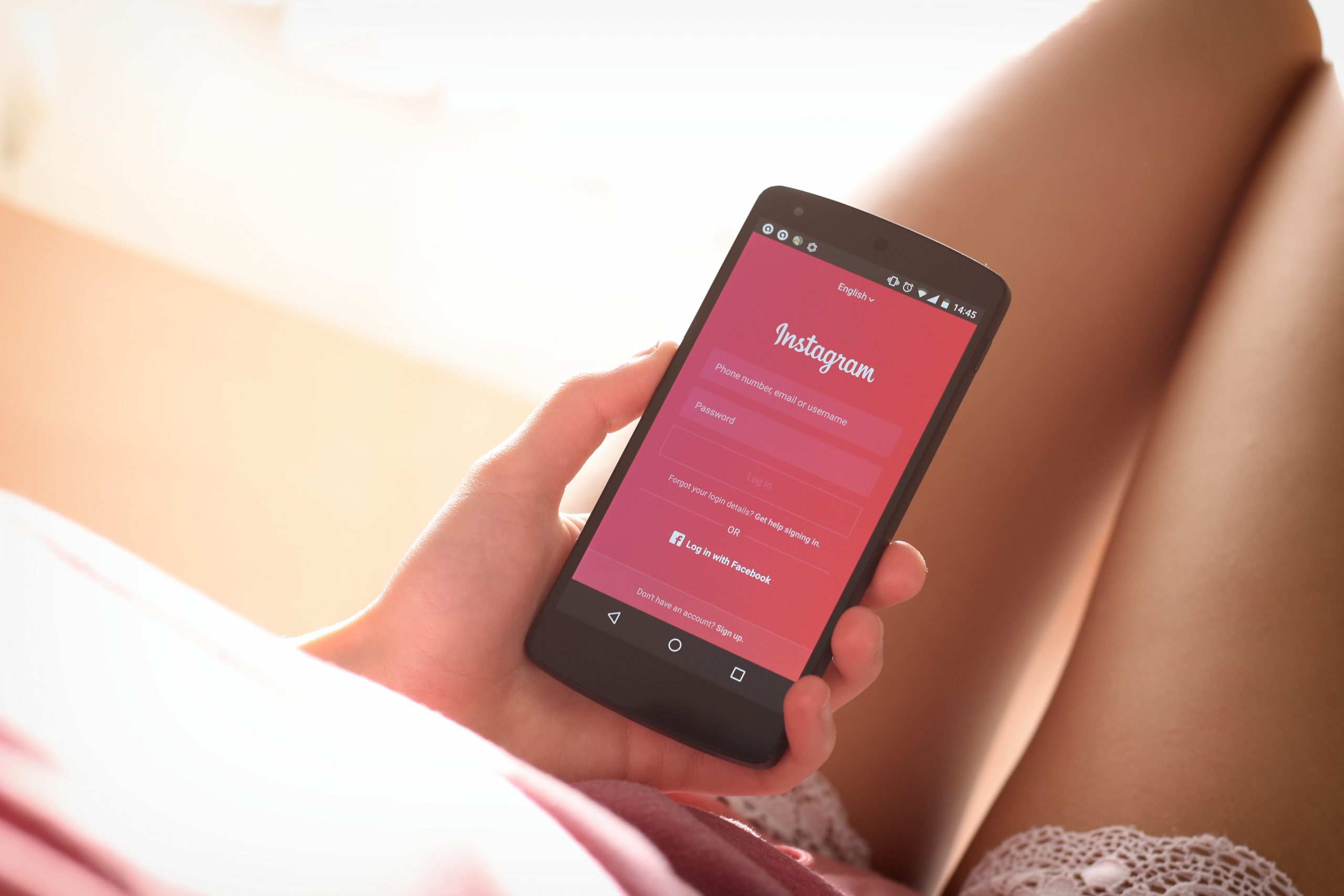 Facebook, Instagram e WhatsApp non funzionano, le app di Zuckerberg ko