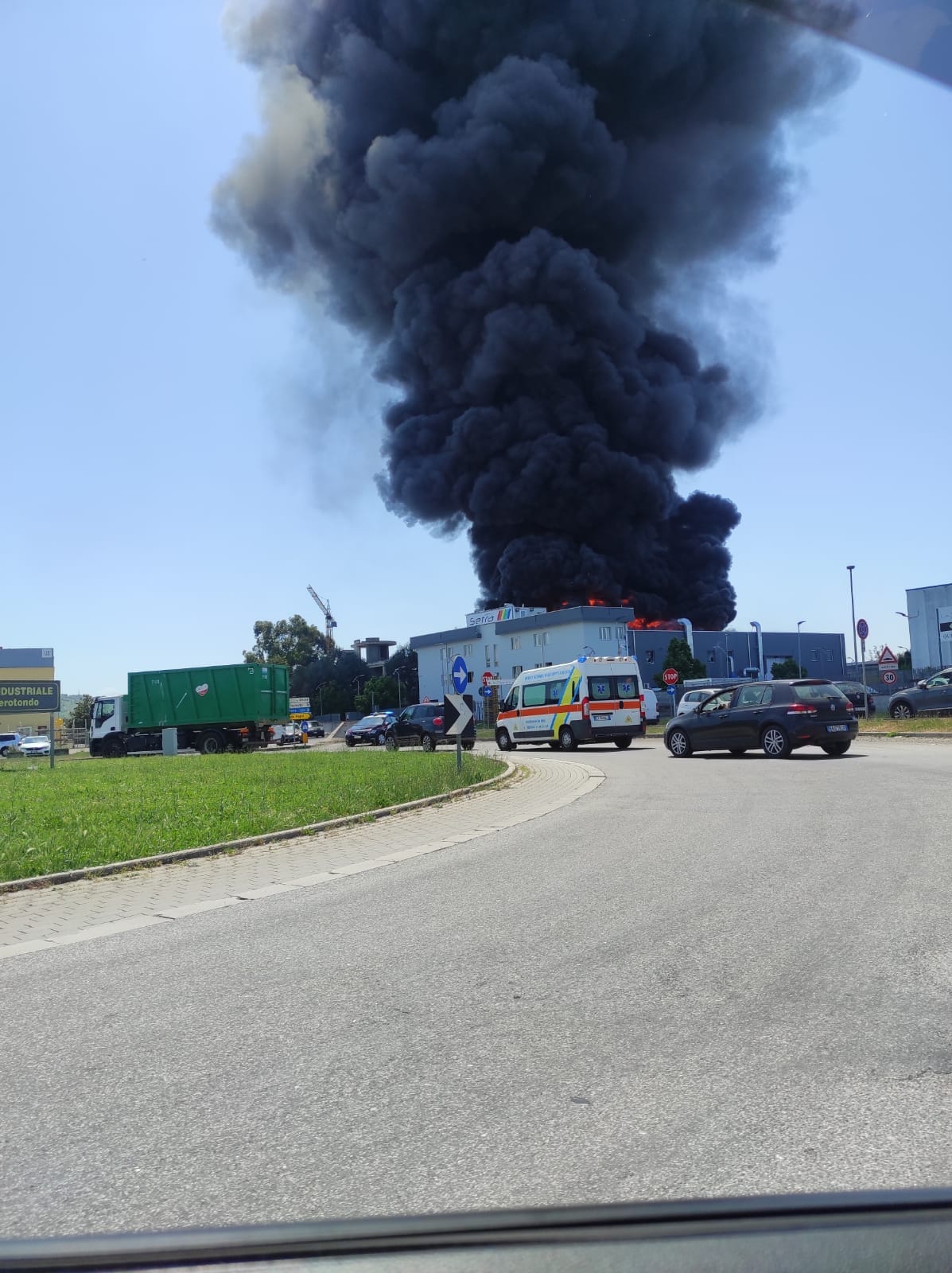 Monterotondo, incendio in una fabbrica di vernici: "Chiudere porte e finestre"