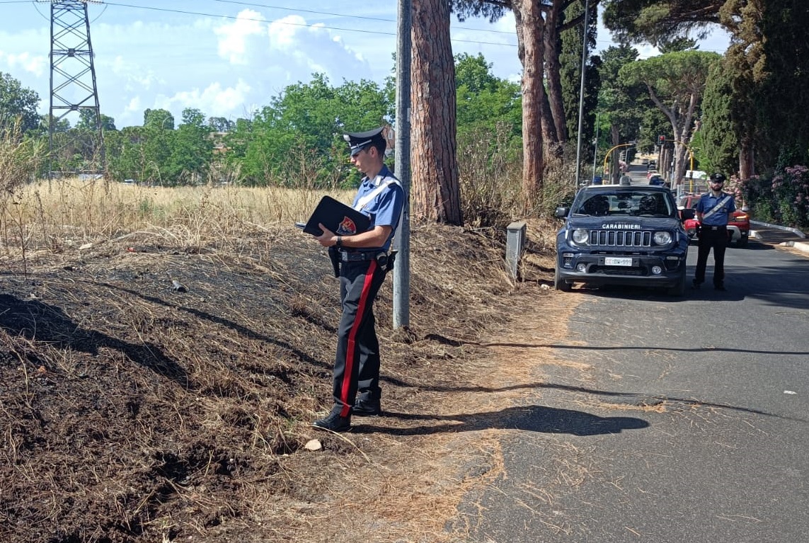 Fiumicino, lancio di diavolina dall'auto per incendiare i campi: preso piromane seriale