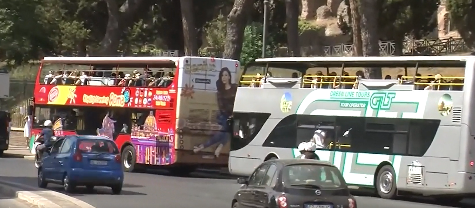 Roma invasa dai pullman turistici: piano del comune per decongestionare il traffico, primi test dopo l'estate