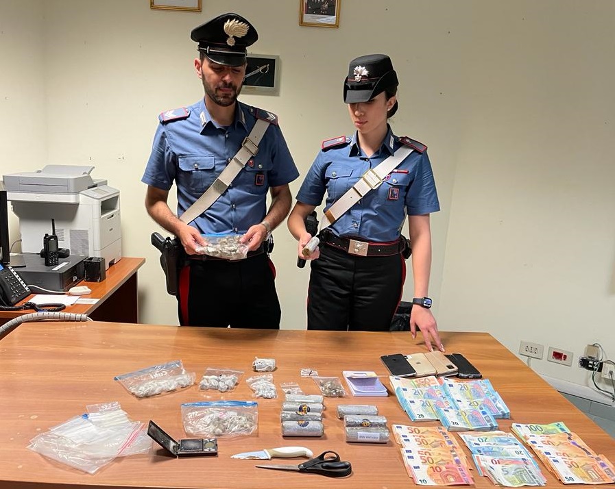 Roma, droga e contanti nascosti nella casa di famiglia: arrestata nonna pusher con figlia e nipote