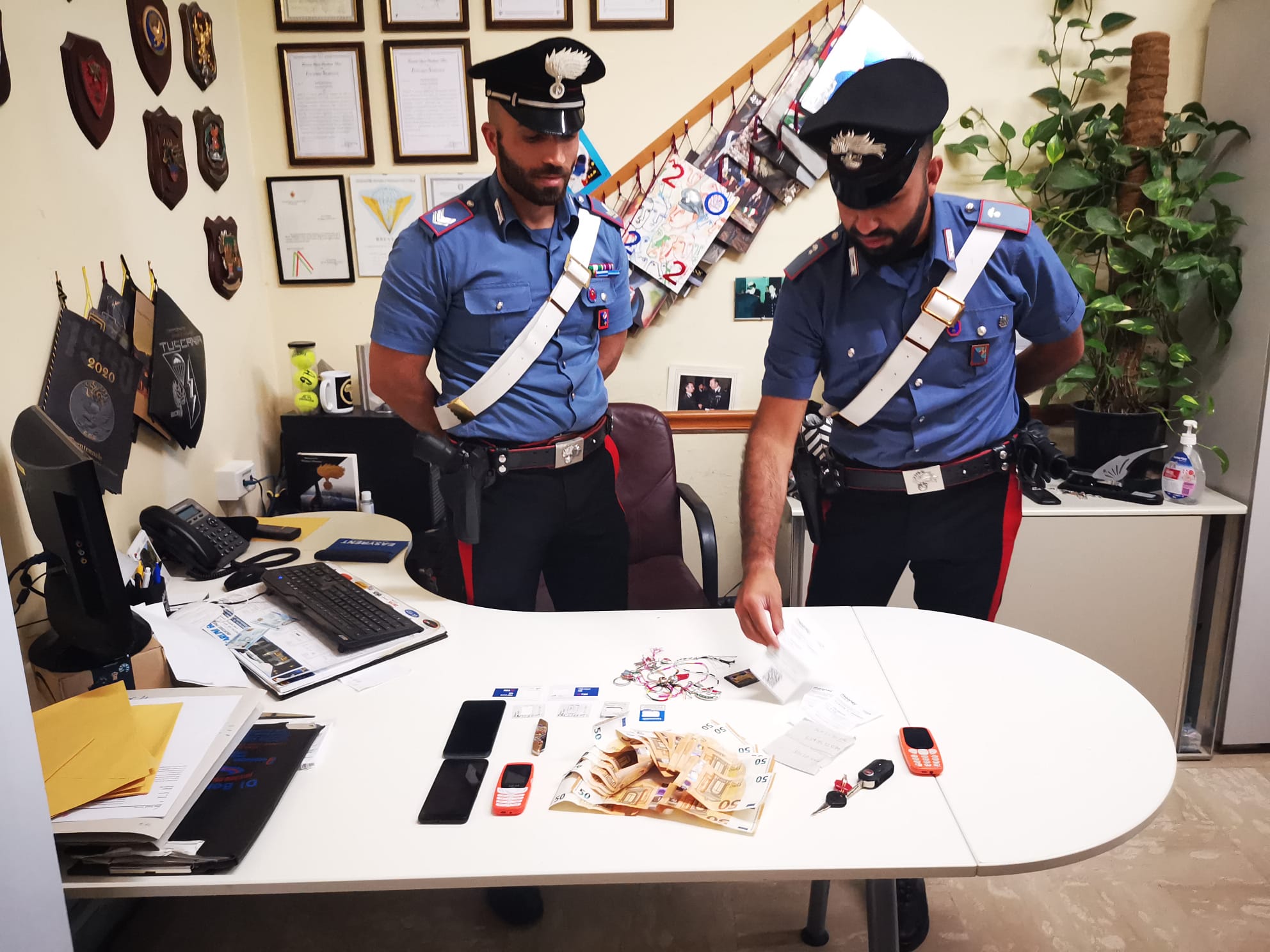 Roma, truffa del nipote a Tivoli: coppia beccata mentre porta via 1.500 euro ad una anziana