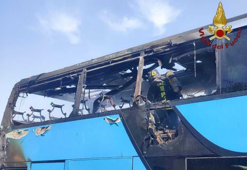 Roma, pullman in fiamme sull'Aurelia: strada chiusa e traffico deviato. Nessun ferito