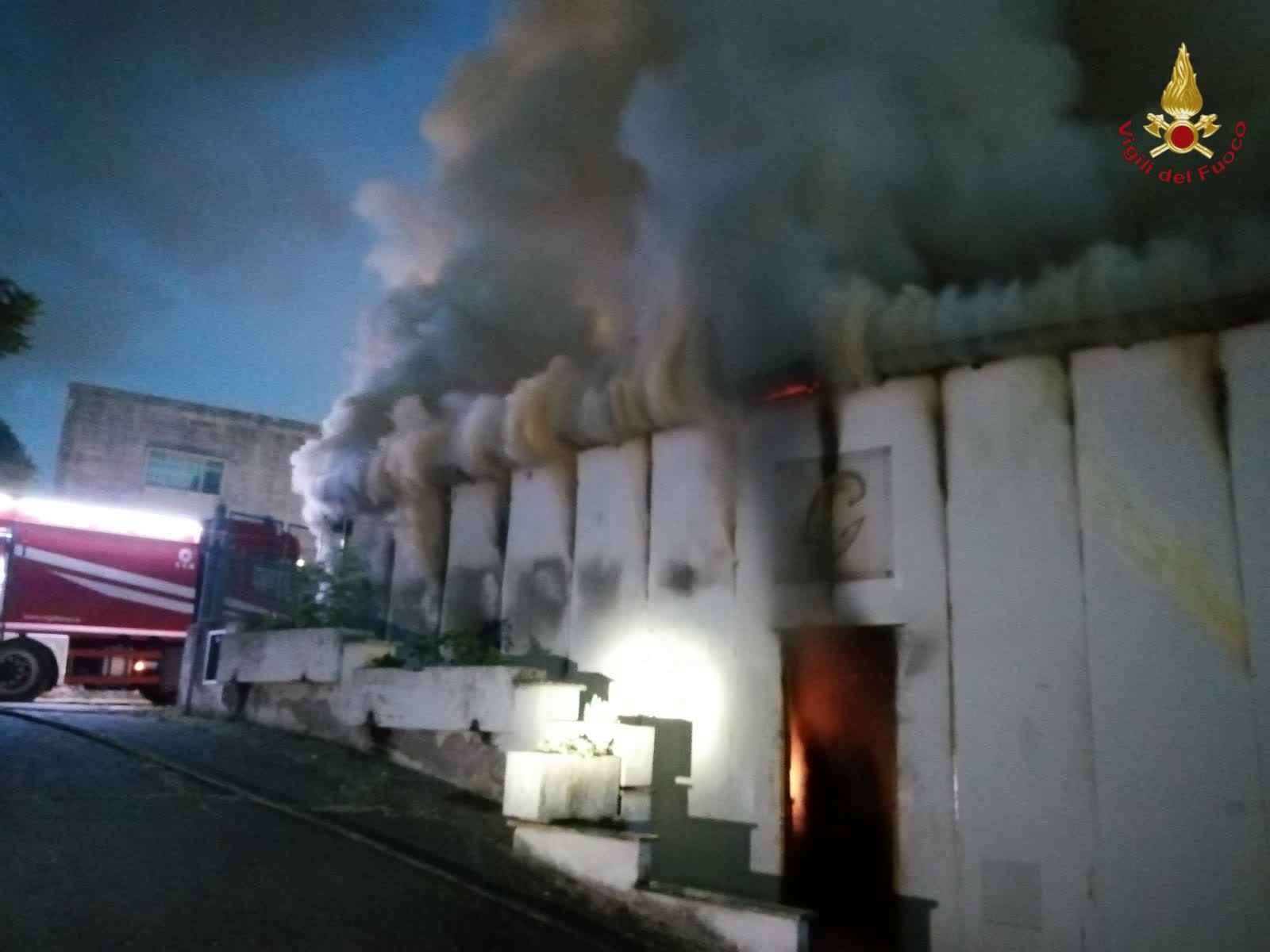 Roma, incendio in capannone sulla Tiburtina: in fiamme pellicole dei film