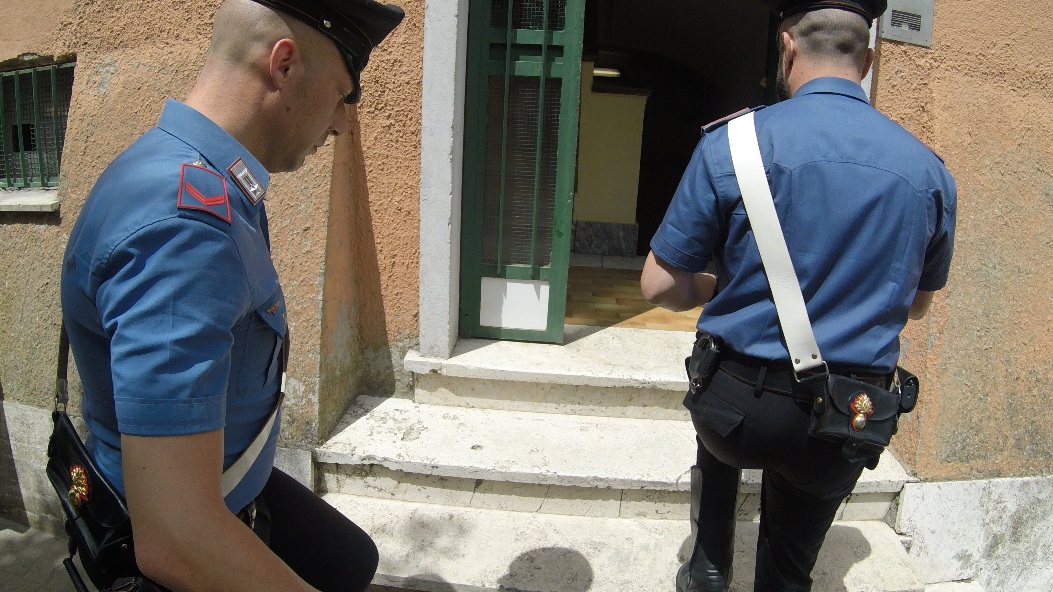 Roma, finto postino tenta la truffa del rappresentante in un condominio a Talenti: preso