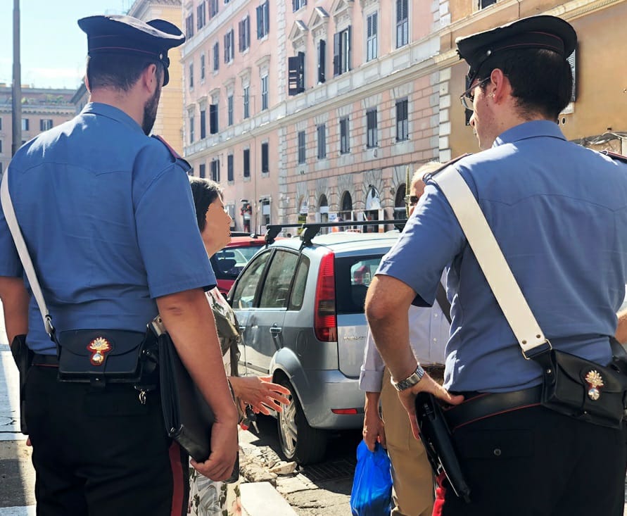 Roma, bimba si perde tra la folla a Trinità dei Monti: mamma contattata via social