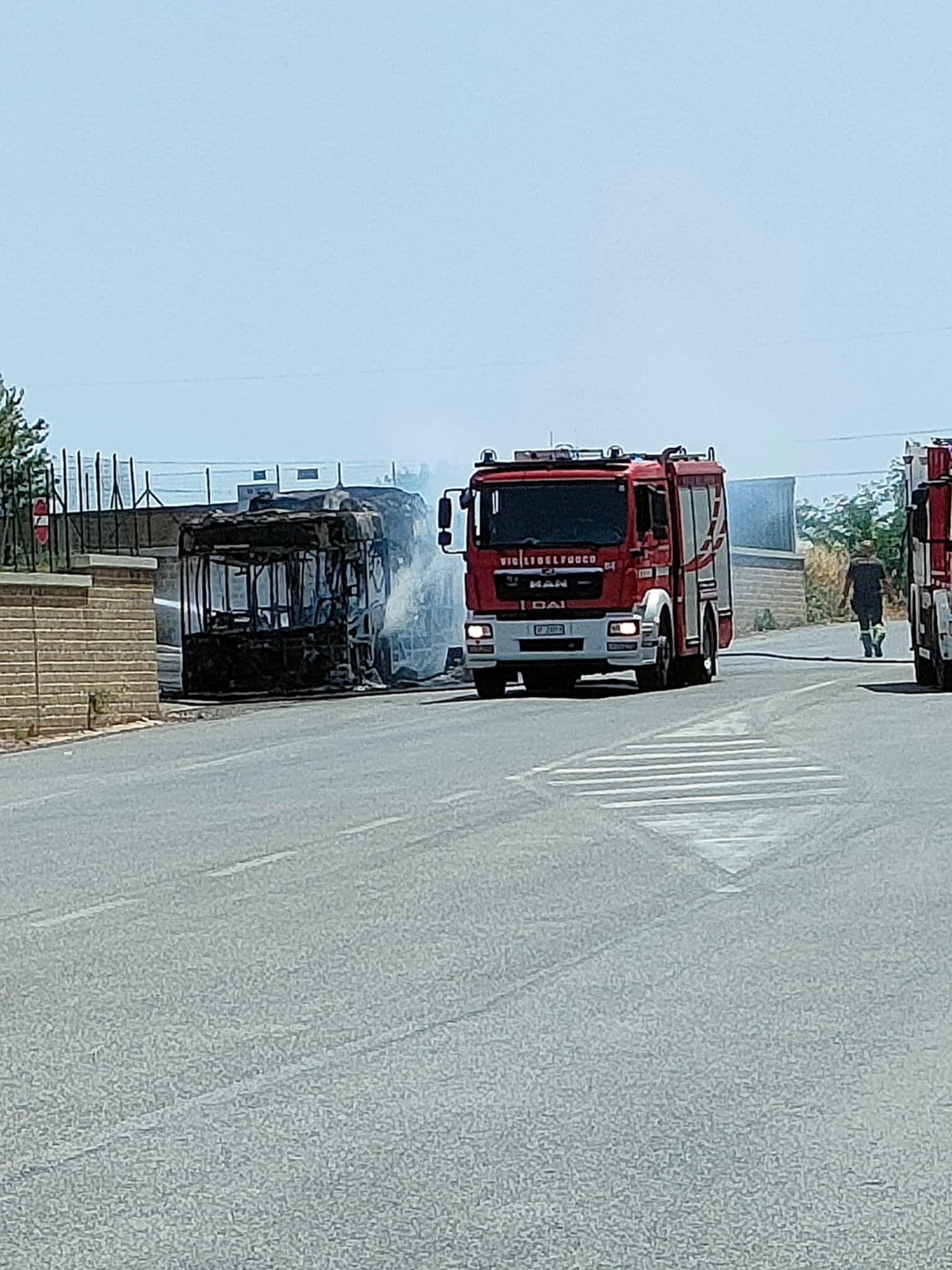 Roma, bus in fiamme su via Laurentina. Ennesimo incendio per Atac