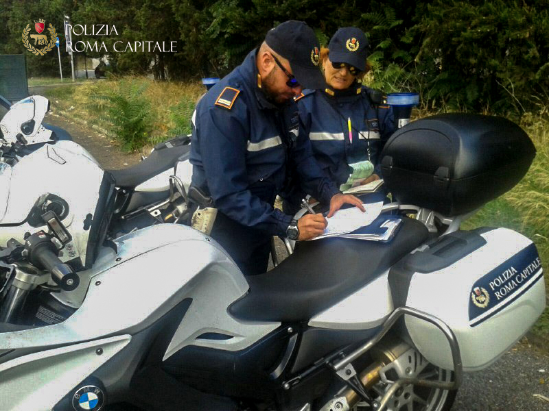 Roma, stretta sui parcheggiatori abusivi: in 2 mesi 70 ordini di allontanamento e 90mila euro di multe