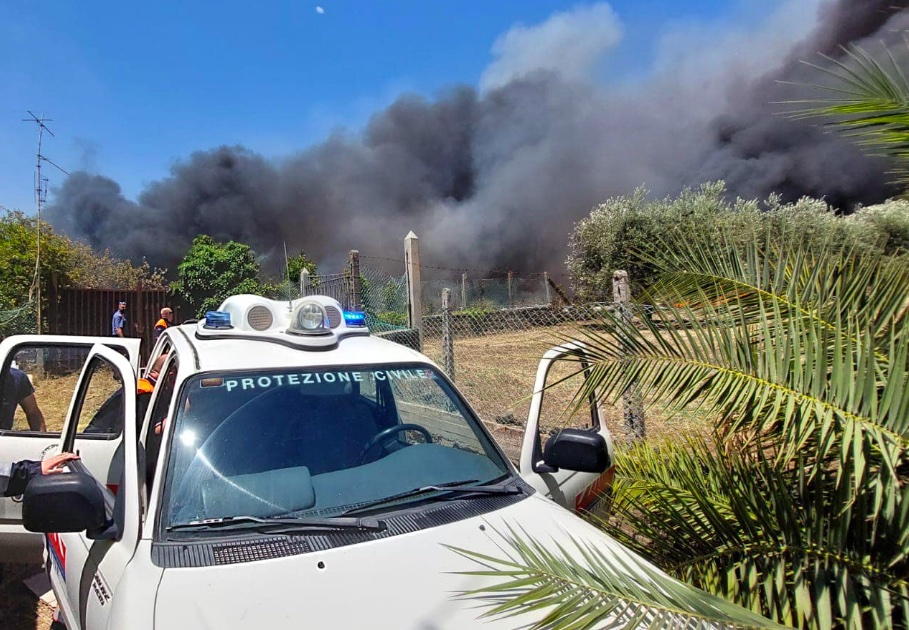 Vasto incendio su via Nettunense: in fiamme sterpaglie e materiale edile. Chiuso tratto di strada