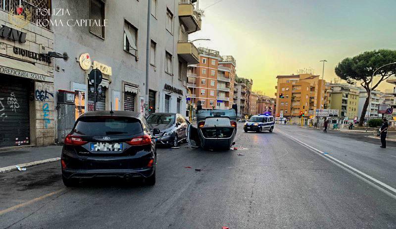Roma, auto si ribalta dopo incidente: morta 35enne, grave la figlia 15enne