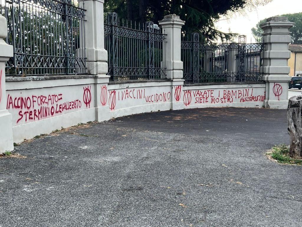 Roma, scritte no vax allo Spallanzani. D'Amato: "Gesto vile. Nessun rispetto per chi combatte in prima fila"