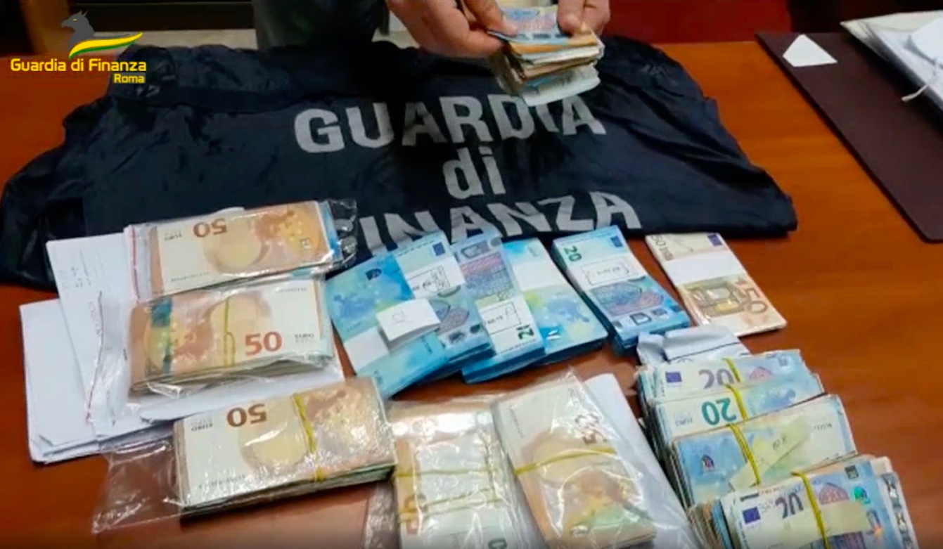 Coppia di Roma in viaggio con neonato trasportava 1,2 milioni di euro: nascosti dietro il passeggino