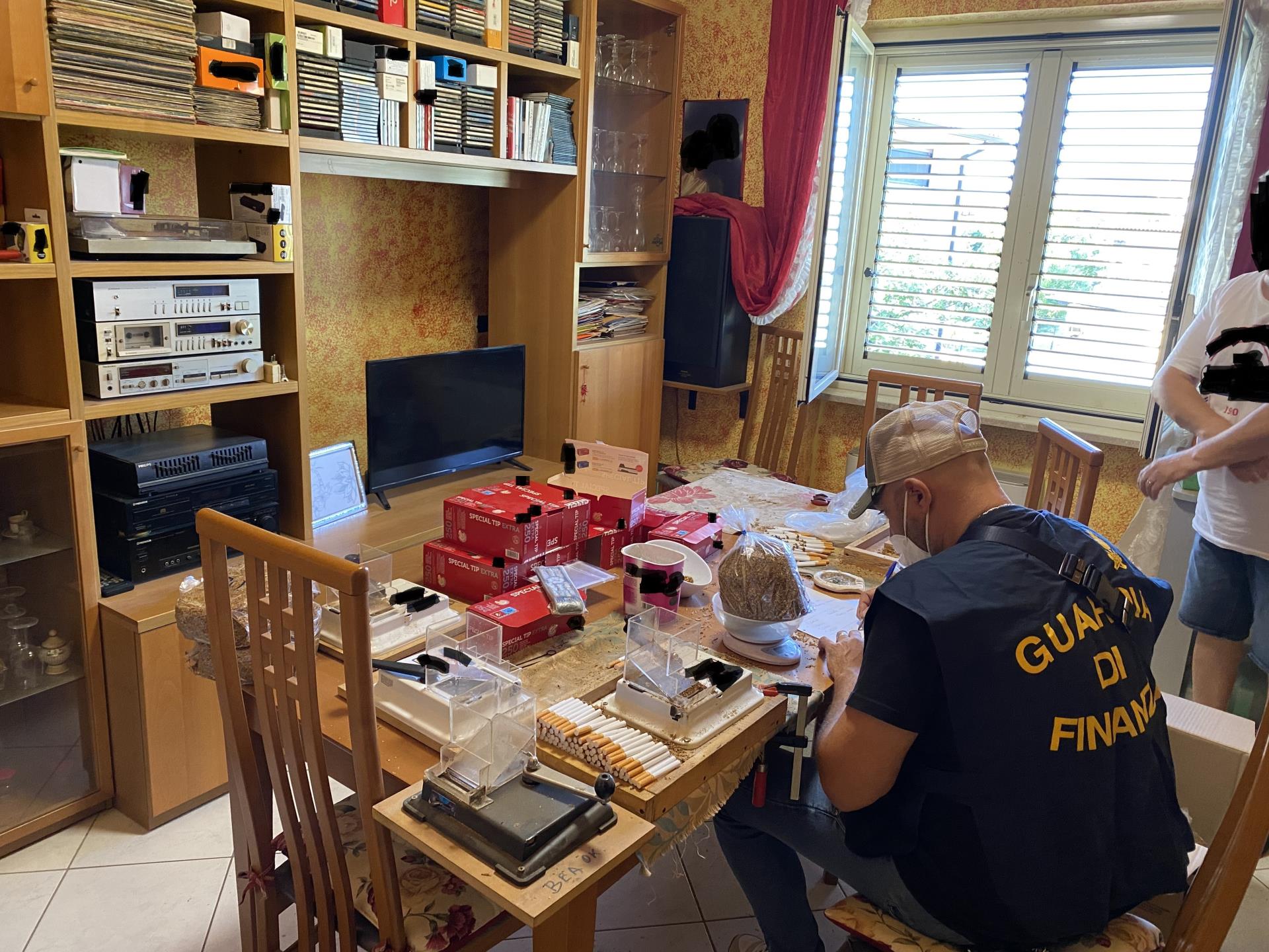 Frosinone, scoperti due laboratori clandestini di sigarette: 5 denunciati per contrabbando