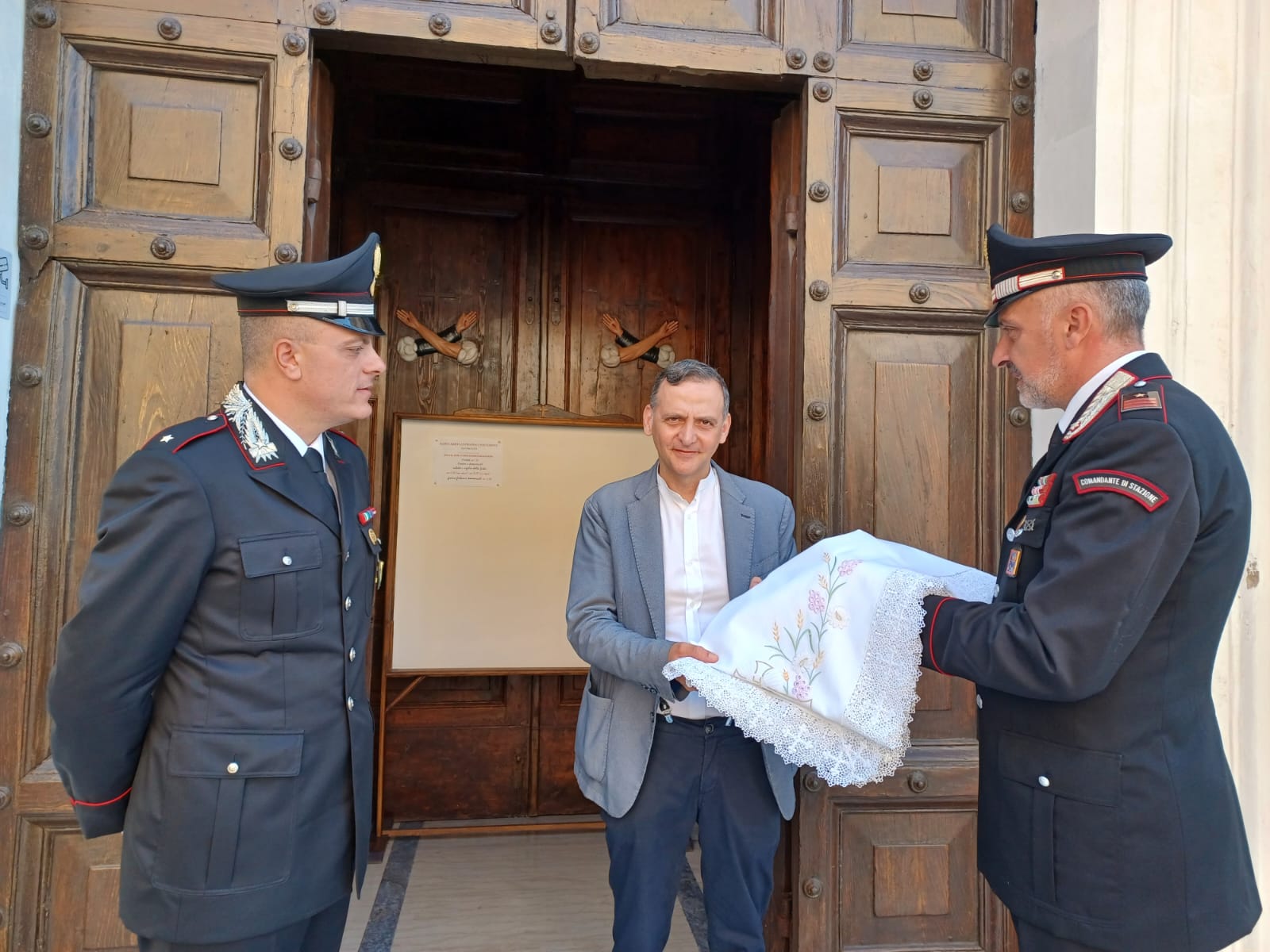 Civitavecchia, ruba tovaglie di pregio da una chiesa del centro storico: preso
