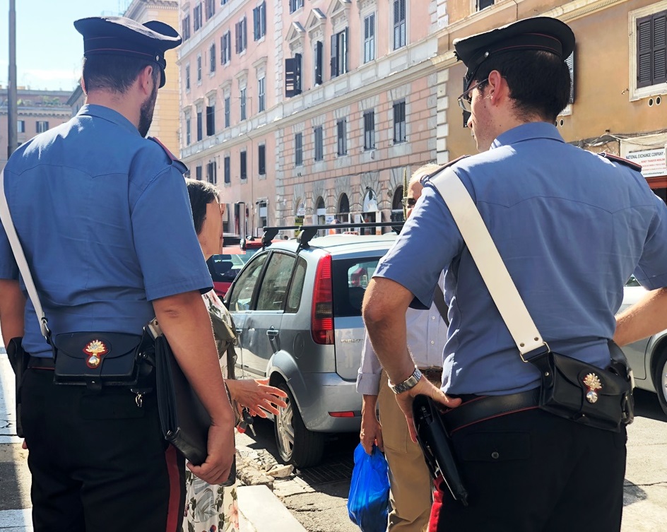 "Ho perso l'orecchino" ed entra in casa di un 81enne a Ladispoli: ladra scoperta e bloccata dal figlio