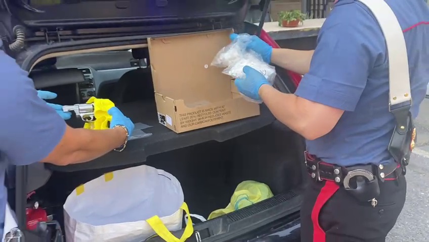 Roma, droga e armi in garage occupato a Tor Bella Monaca