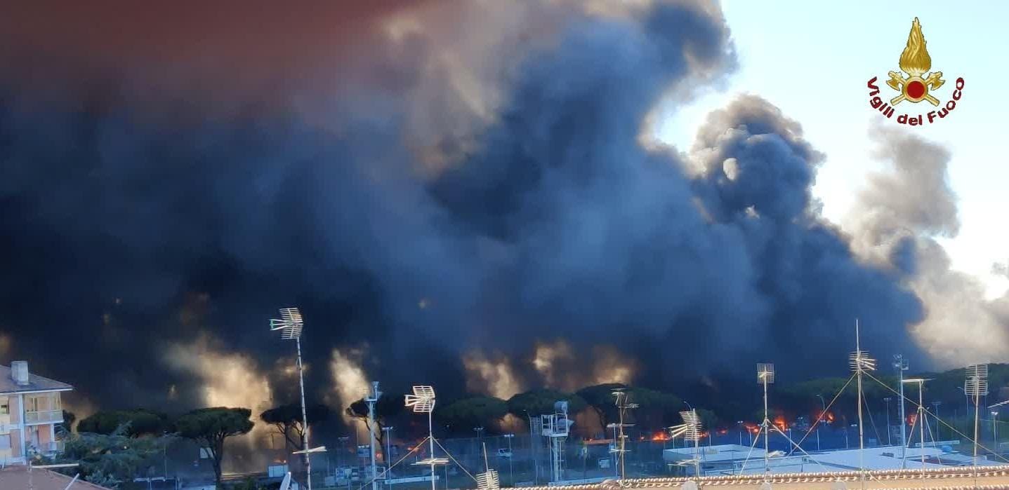 Roma, maxi incendio a Centocelle: autodemolitori in fiamme. Evacuati due palazzi