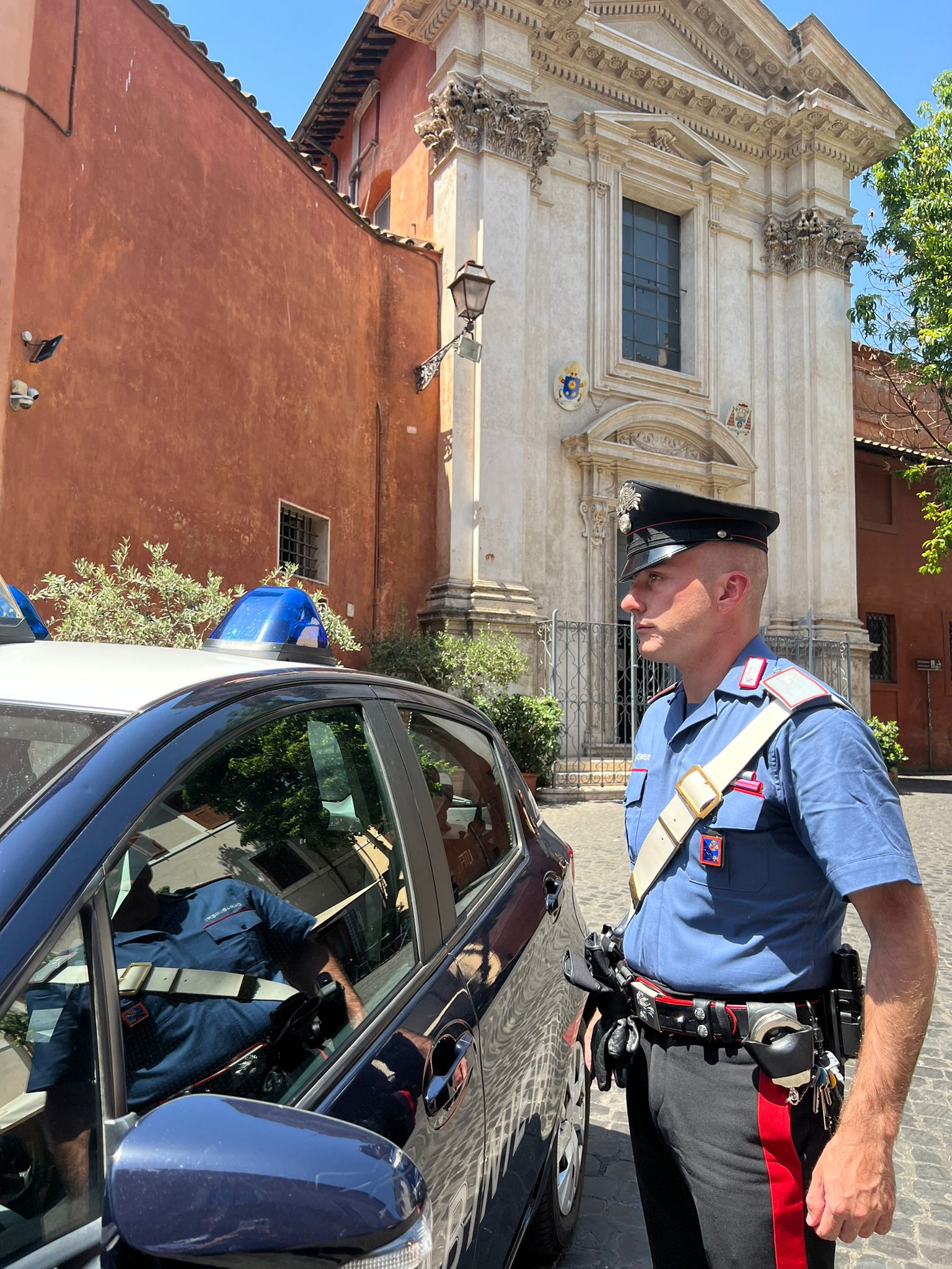 Roma, bimbo di un anno rischia di soffocare davanti ai genitori: carabiniere interviene e lo salva