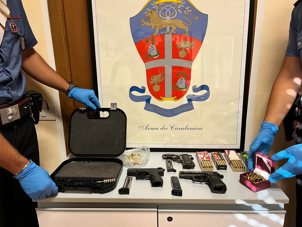 Guidonia, arsenale nascosto in casa: trovate pistole rubate e 300 proiettili