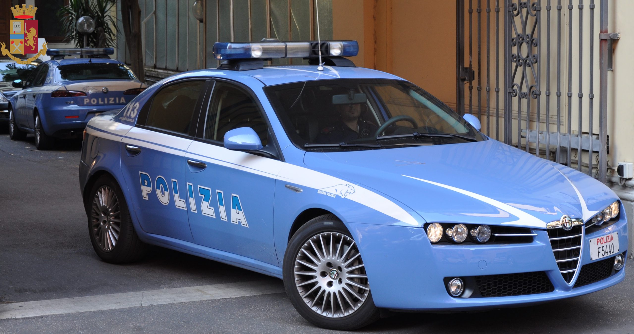 Truffe, "Tuo figlio ha investito una donna e rischia il carcere. Paga subito": falso avvocato scappa con soldi e gioielli