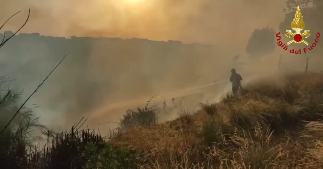 Incendi, fiamme da Montespaccato ad Ariccia: nel Lazio 100 roghi in un giorno