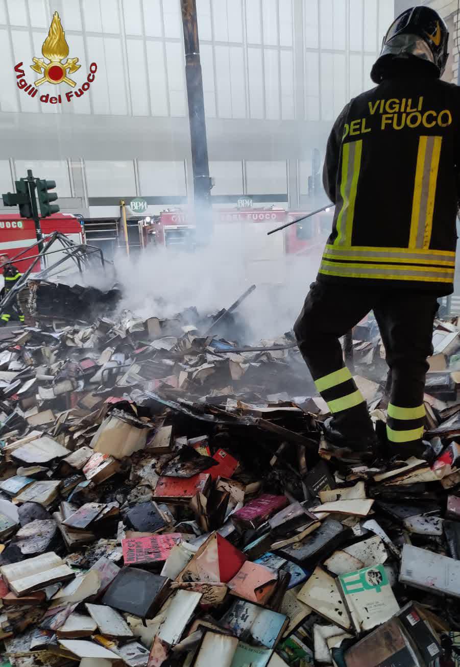 In fiamme la "bancarella del professore" a piazzale Flaminio: distrutto lo storico chiosco di libri