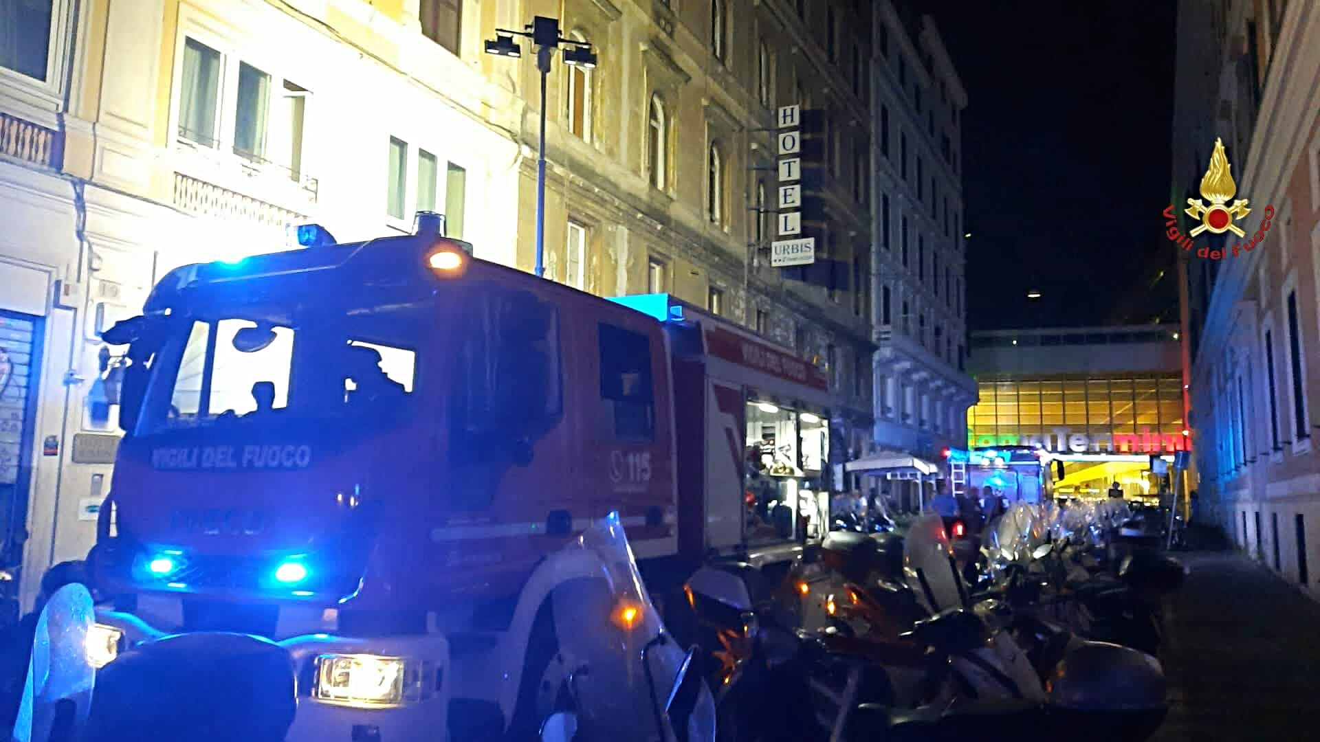 Roma, incendio nella notte in un B&B a Termini: evacuate 80 persone