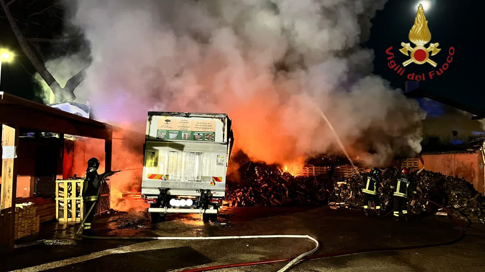 Roma, brucia una falegnameria all'Infernetto: fiamme vicino alla case