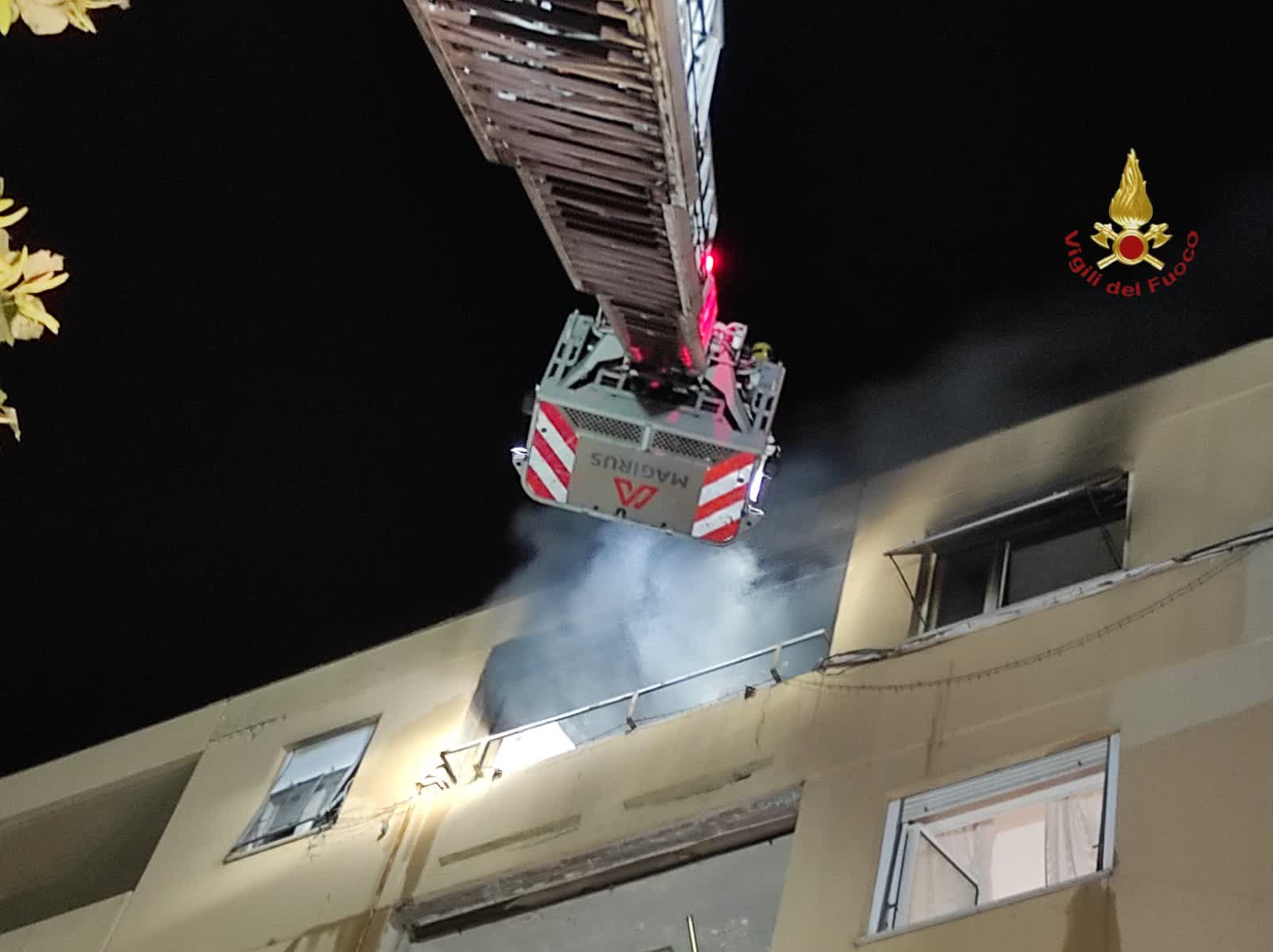 Incendio in palazzina a Tor Bella Monaca, otto intossicati: due sono gravi