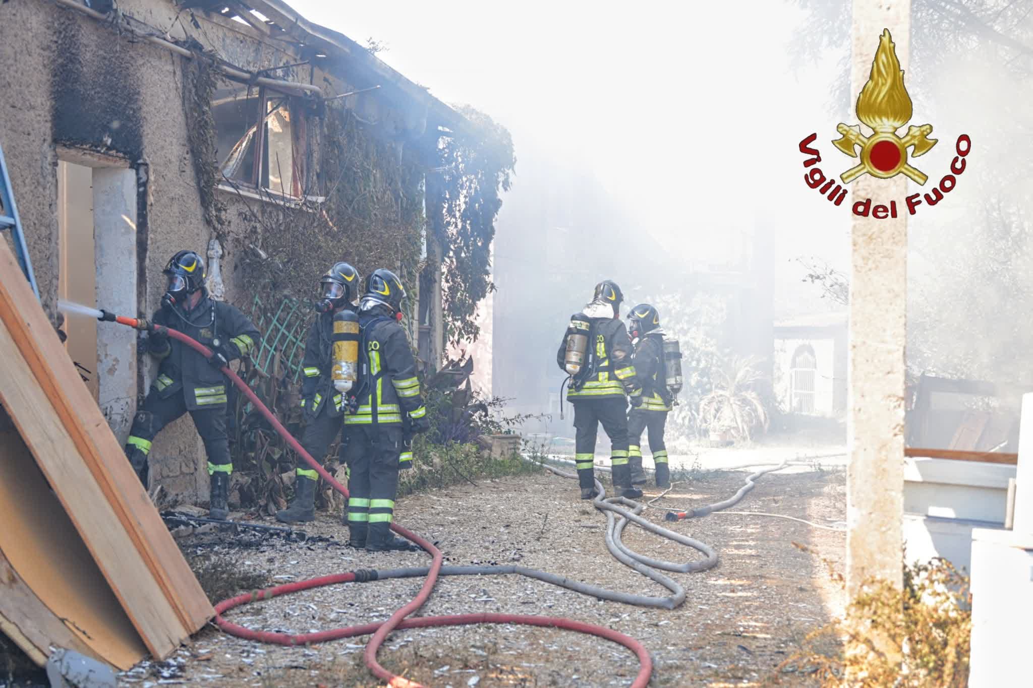 Incendi Roma, fiamme raggiungono e distruggono falegnameria